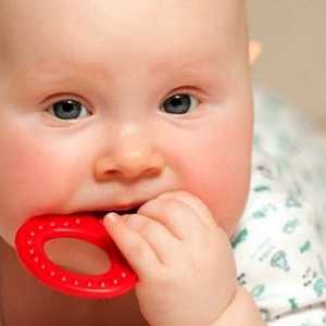 Jak pomoci vašemu dítěti vyrovnat se svěděním při prořezávání zubů